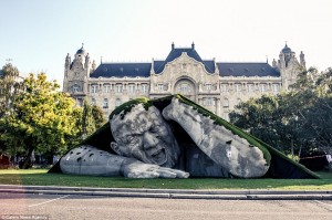 2013_Budapest_Giant_Sculpture