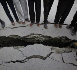 2011_Israel_Hayom_Nepal_cracks