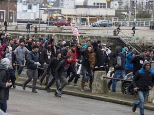 Calais-Libre-riot-1-e1453635488148-640x478