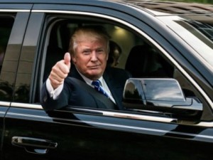 2016_breitbart_march_trump-thumbs-up