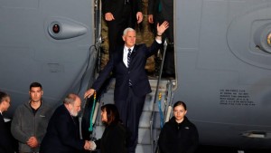 2016_koenig_pence-israel-arrival