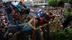 2016_drudge_mexico_caravan