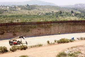 2016_Qalert_Hal_Trump_New-Border-Wall