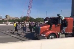 2016_Hal_Seattle_truckers-attacked