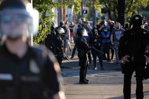 2016_Yahoo_News_Portland_mobs_streets