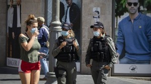 2016_DEBKA_Girls-on-Jerusalem-street-800x445