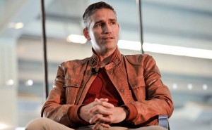 2016_jim_caviezel_fingers