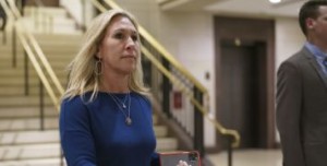 2016_Yahoo_News_M_defy_Pelosi