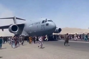 AfghanisClingToLandingGearToEscape-1_large