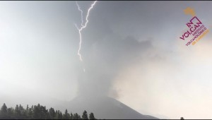2016_Volcano_Discovery_LaPalma_volcanic-lightning-31oct21_l